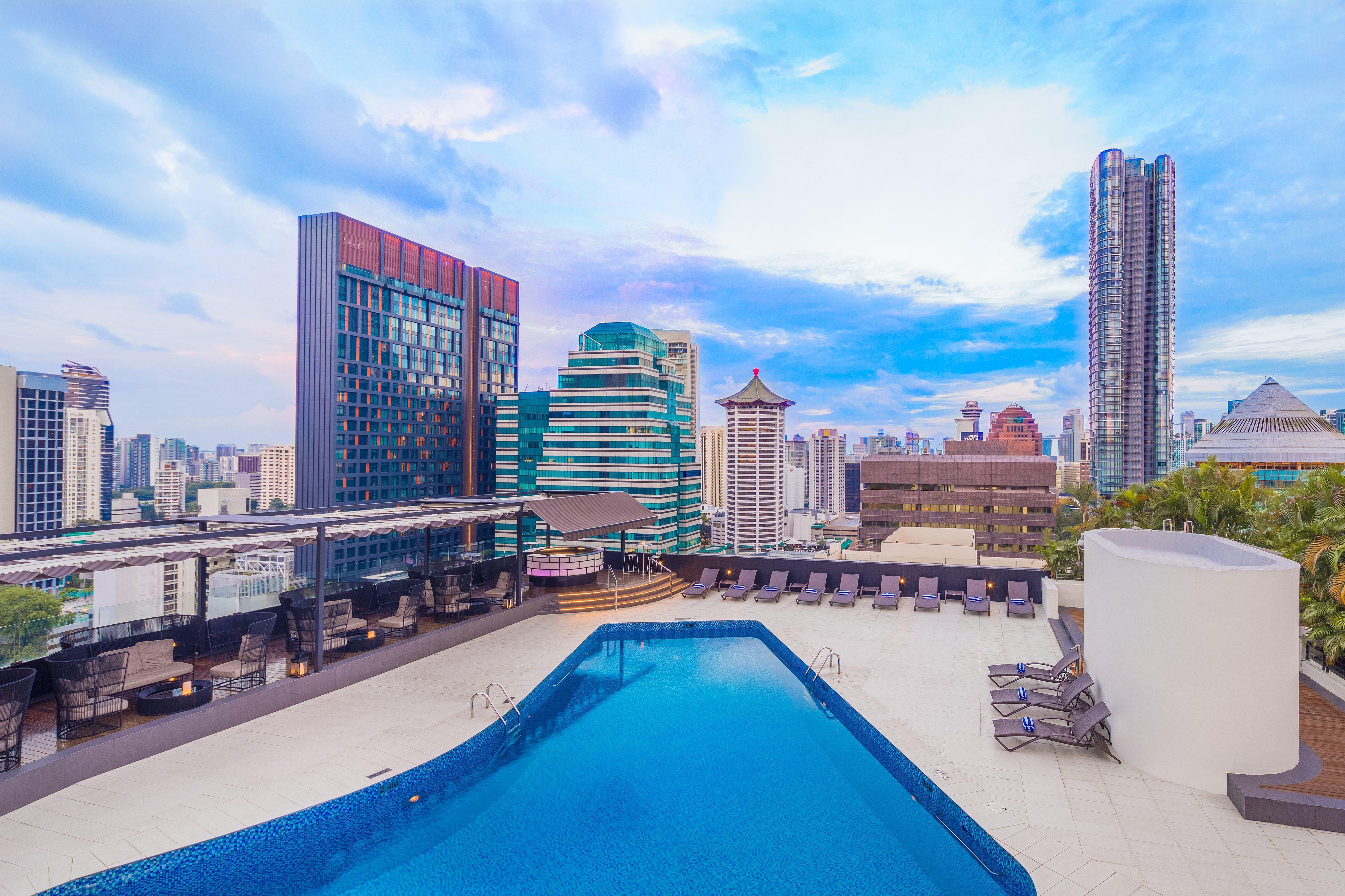 voco Orchard Singapur Exterior foto The rooftop pool at the hotel