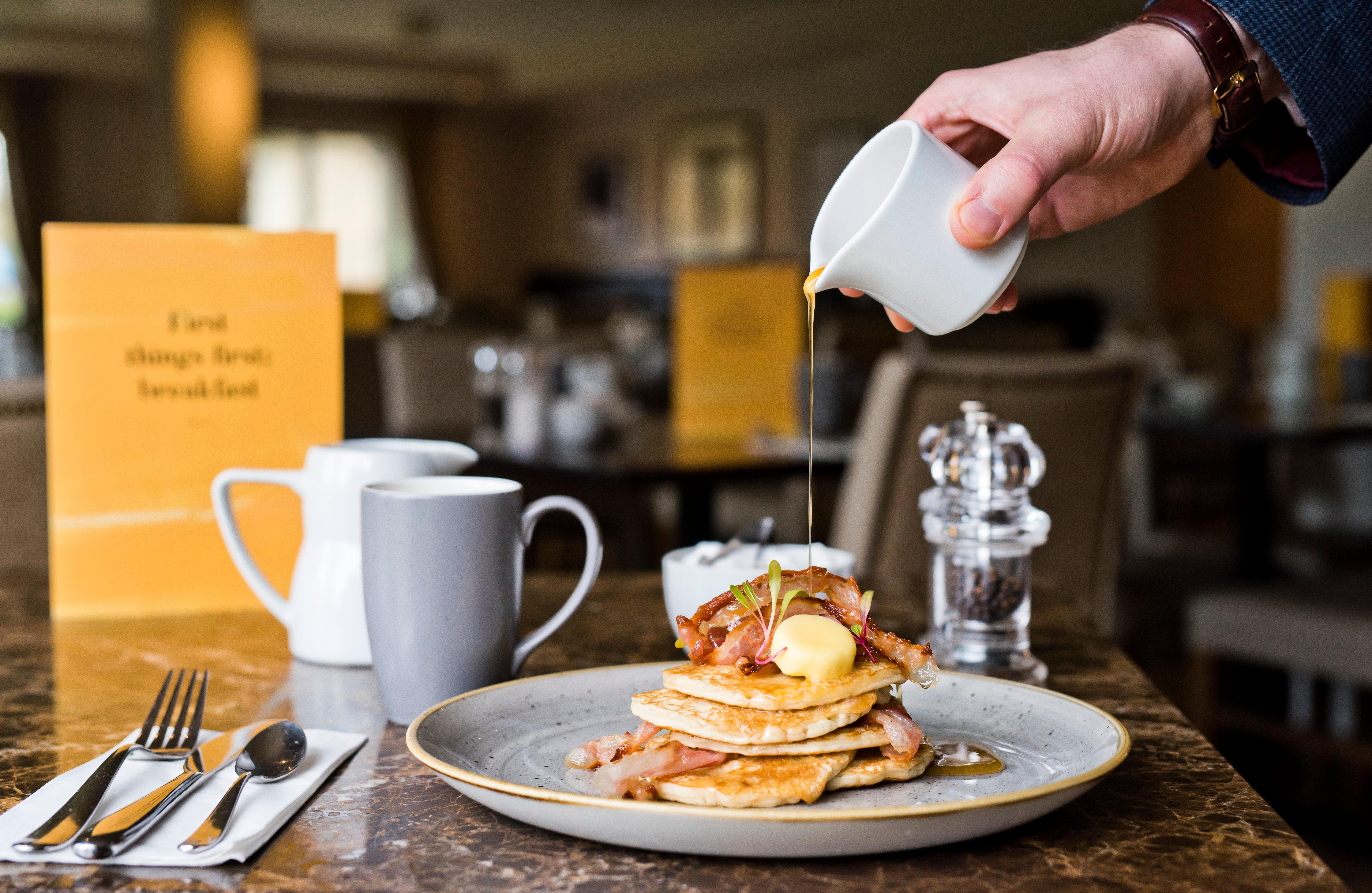 voco Orchard Singapur Exterior foto Maple syrup being poured over a stack of pancakes