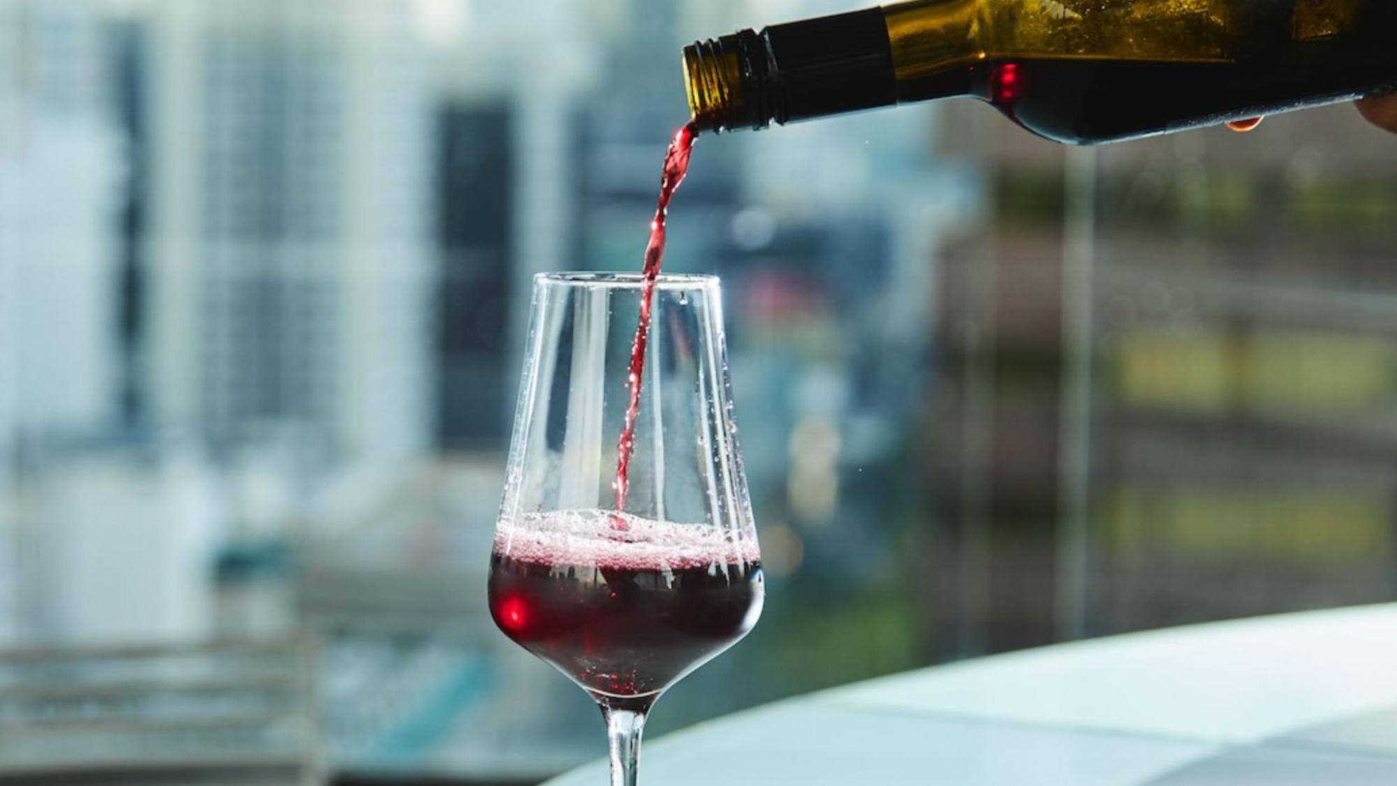 voco Orchard Singapur Exterior foto Wine being poured