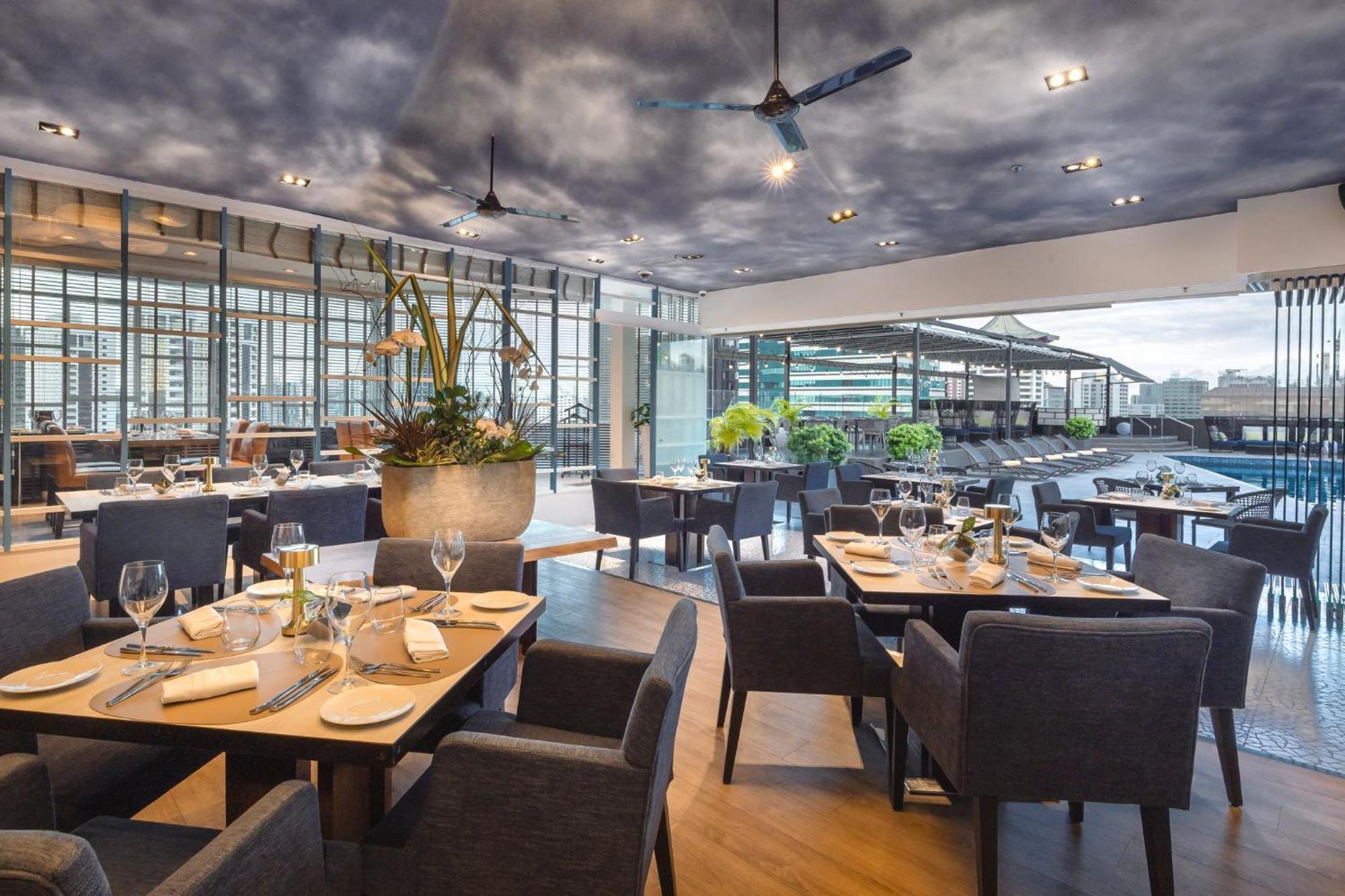voco Orchard Singapur Exterior foto Restaurant Cloud 9