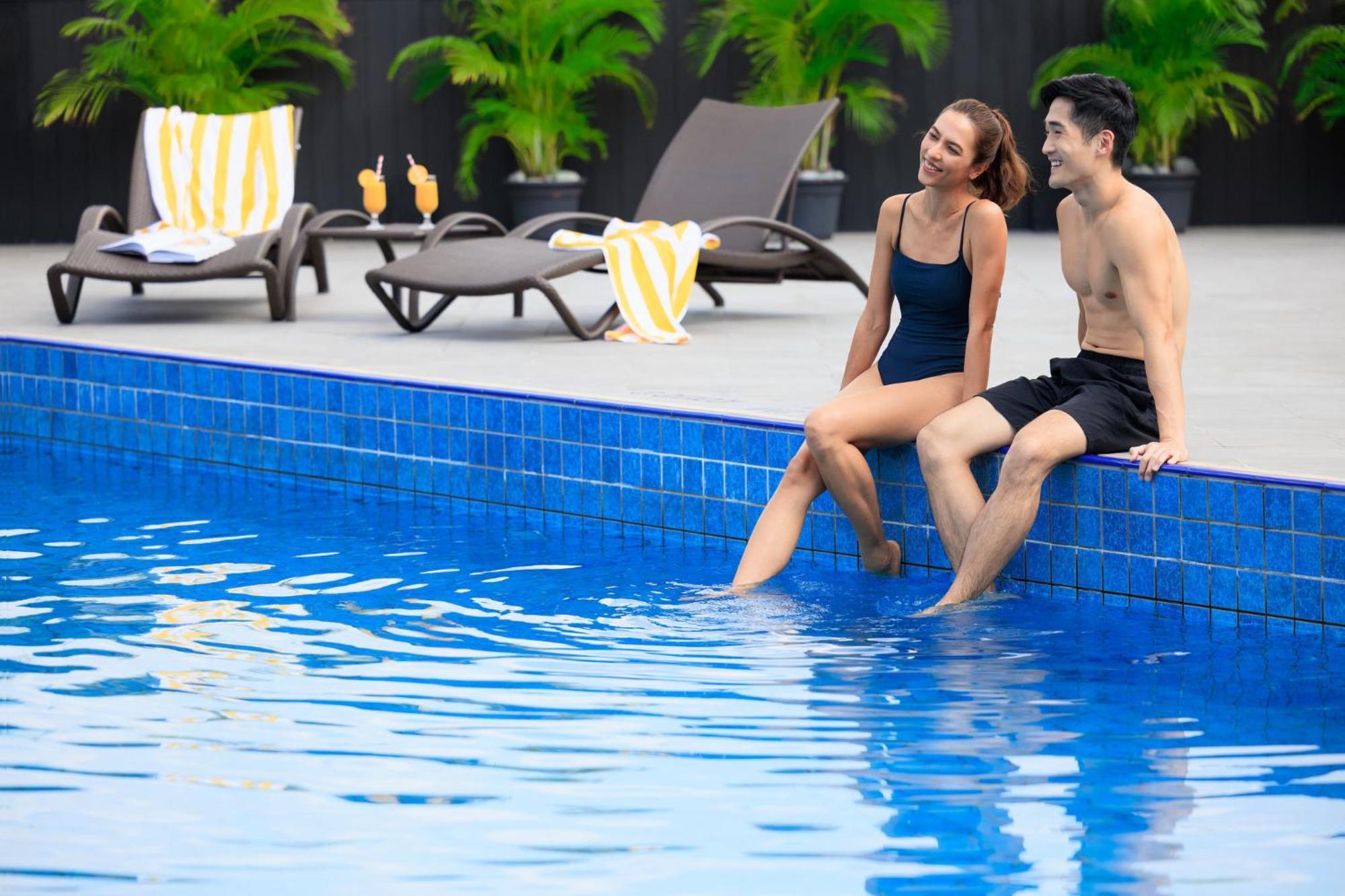 voco Orchard Singapur Exterior foto A couple at a pool