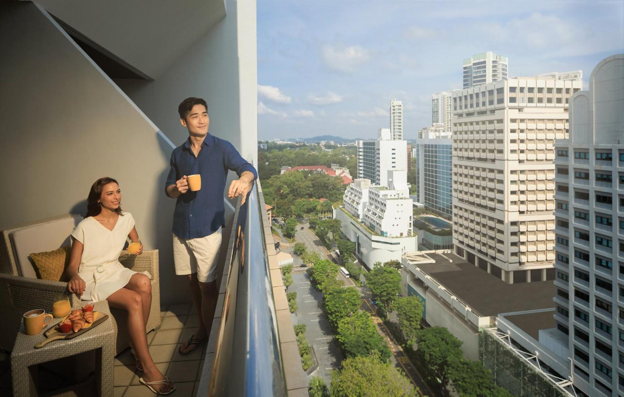 voco Orchard Singapur Exterior foto A couple on a balcony
