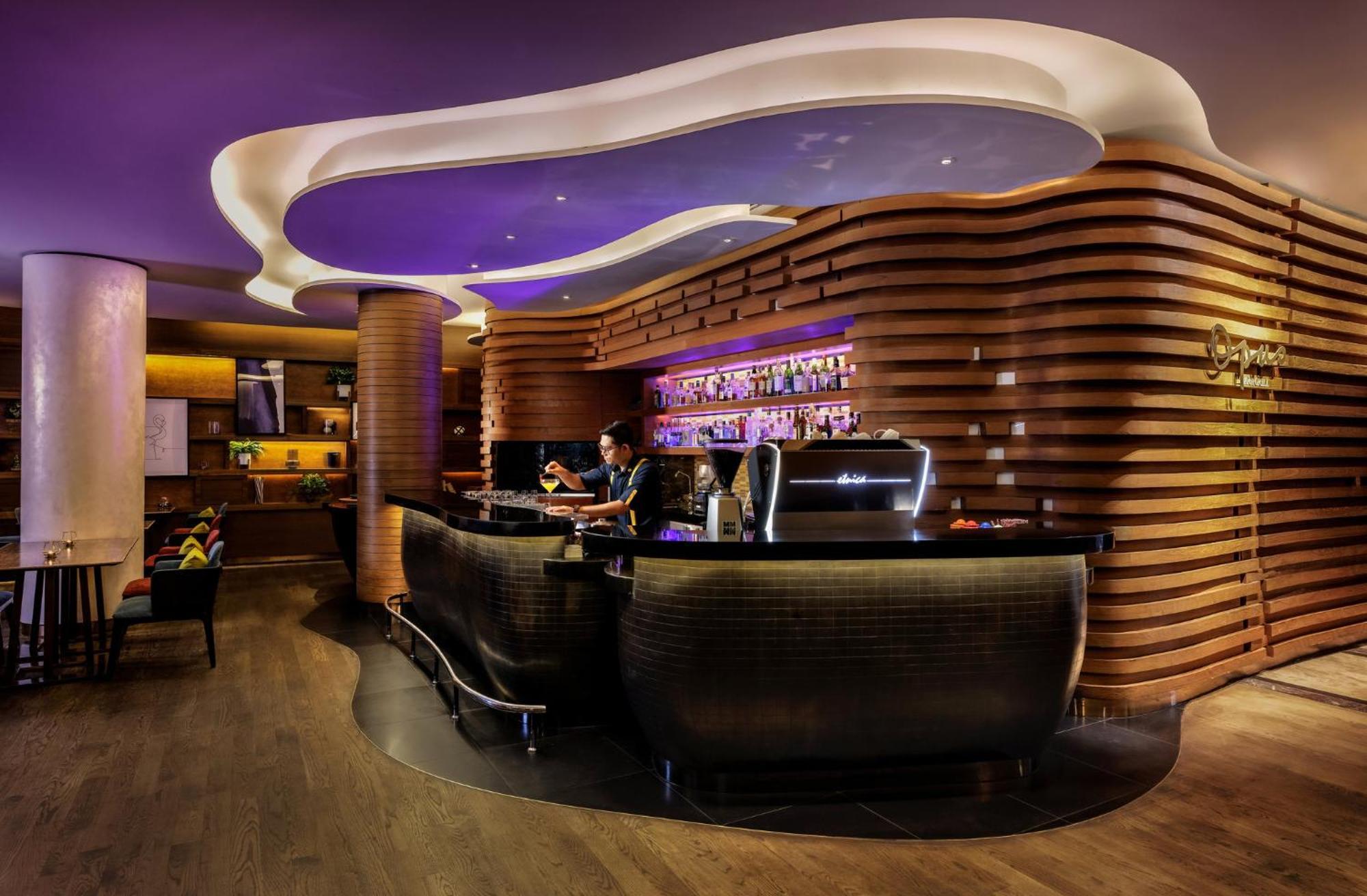 voco Orchard Singapur Exterior foto The bar at the lobby