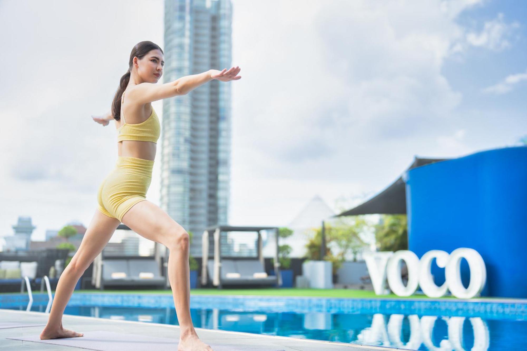 voco Orchard Singapur Exterior foto A woman practicing yoga